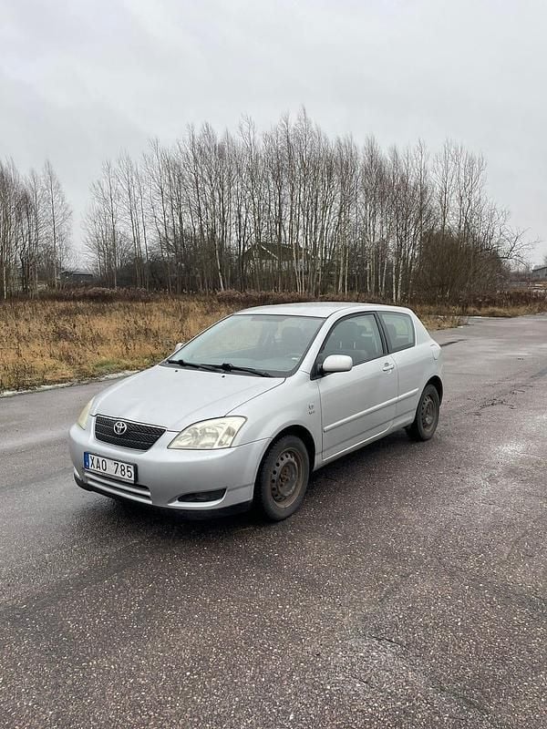 Silver metallic Begagnad 2003 Toyota Corolla Halvkombi | 18 000 kr (Marknadspris) - Bild 1/4
