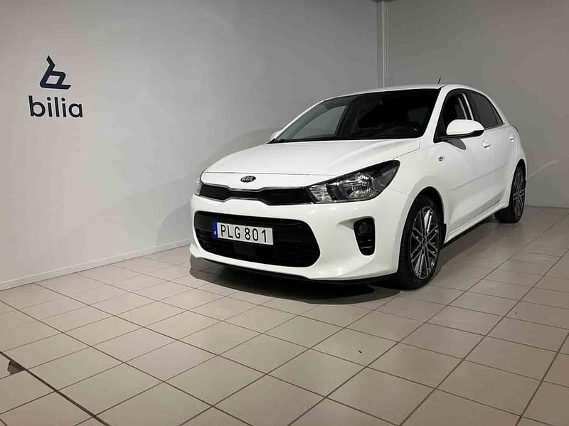 Vit Begagnad 2017 Kia Rio Halvkombi | 129 900 kr - Bild 1/1