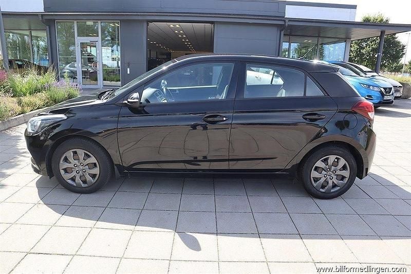 Svart samma som bilen Begagnad 2017 Hyundai i20 Halvkombi | 84 900 kr (Bra pris) - Bild 1/4