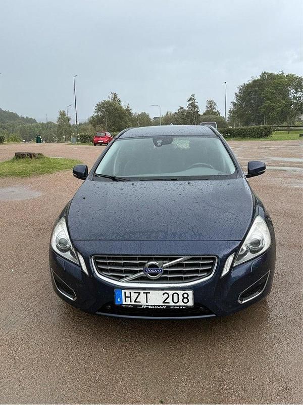 Blå Begagnad 2013 Volvo V60 Momentum Kombi | 115 000 kr (Bra pris) - Bild 1/4