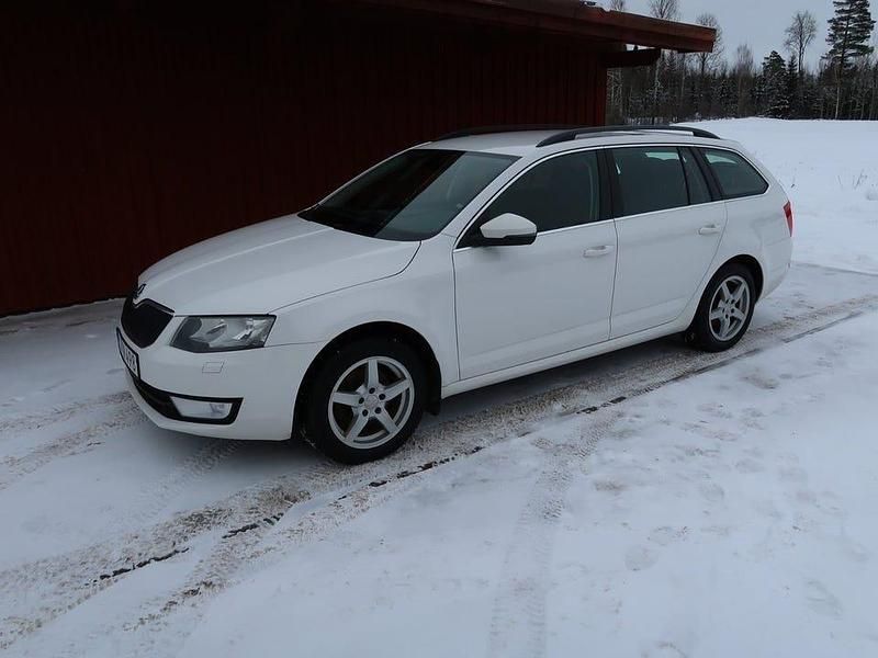 Begagnad Skoda Octavia Ambition 150 HK (110 kW) 2015 Vit Halvkombi