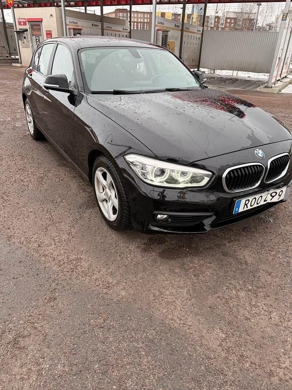 Begagnad 2016 BMW 118 Halvkombi | 90 000 kr (Superpris) - Bild 1/4