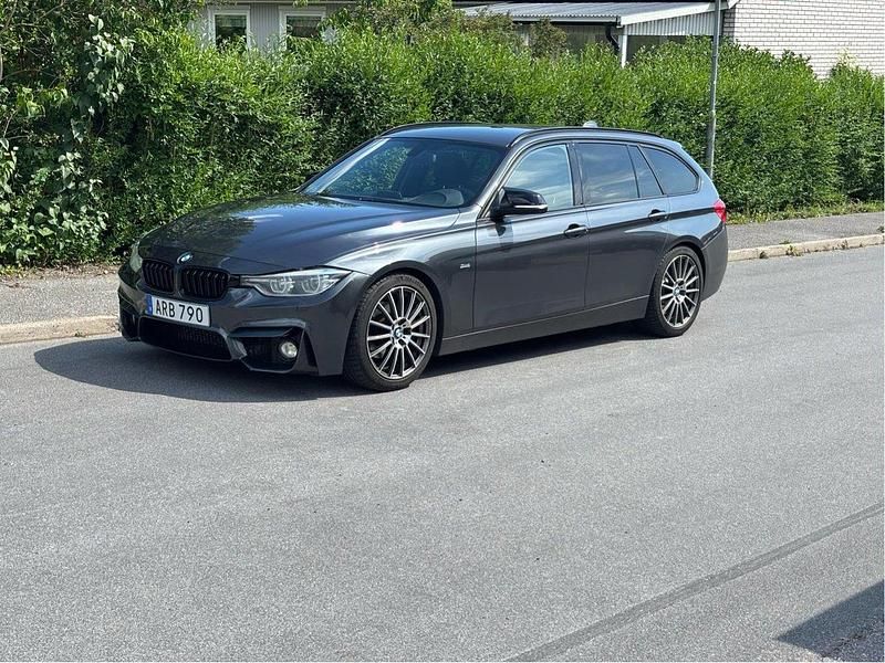 Grå Begagnad 2016 BMW 320 Sport Line Kombi | 140 000 kr (Marknadspris) - Bild 1/4