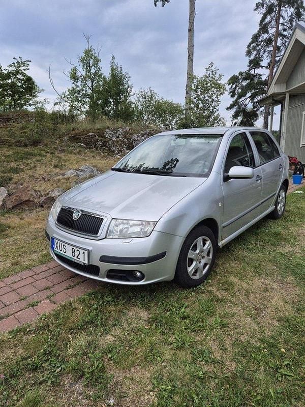 Silver Begagnad 2006 Skoda Fabia Halvkombi | 18 000 kr (Marknadspris) - Bild 1/4