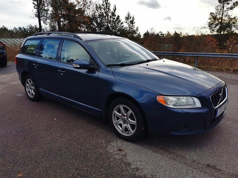 Blå metalic Begagnad 2009 Volvo V70 Momentum Kombi | 30 000 kr (Superpris) - Bild 1/4