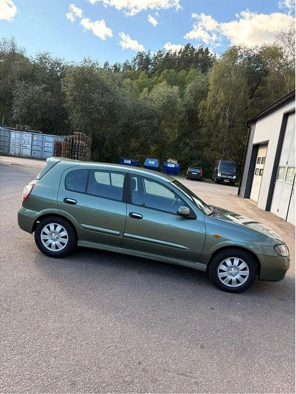 Grön Begagnad 2002 Nissan Almera Halvkombi | 22 000 kr - Bild 1/4