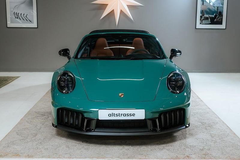 Begagnad Porsche 911 541 HK (397 kW) 2025 Smyrna green