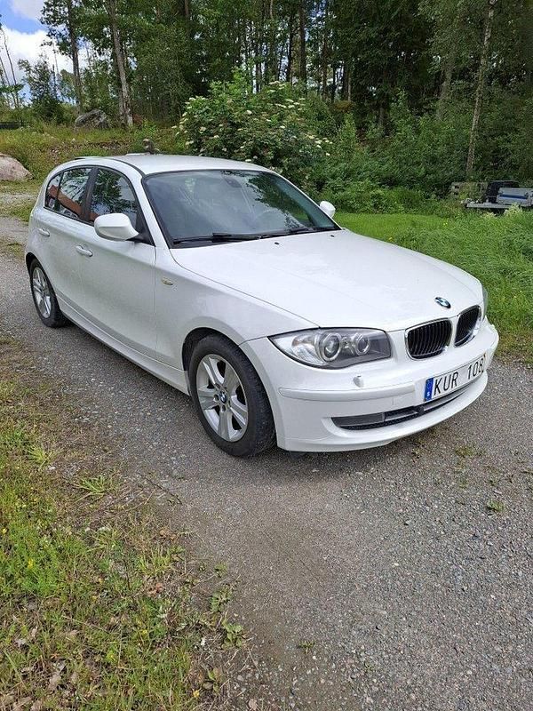 Vit Begagnad 2010 BMW 118 Advantage Halvkombi | 77 000 kr (Marknadspris) - Bild 1/4