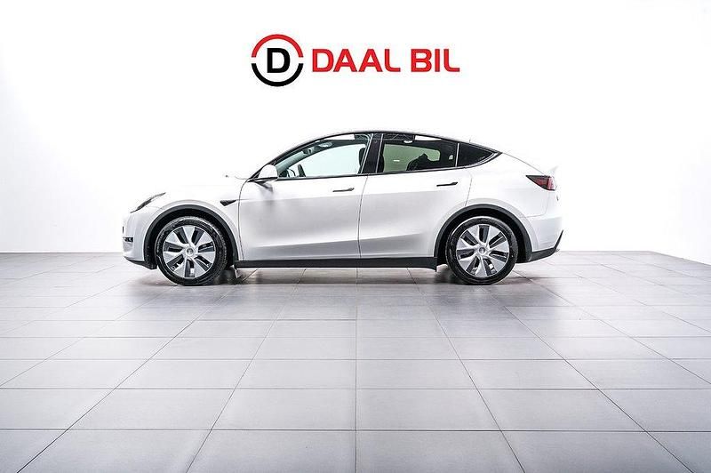 Vit Begagnad 2023 Tesla Model Y Long Range AWD SUV | 434 700 kr - Bild 1/4