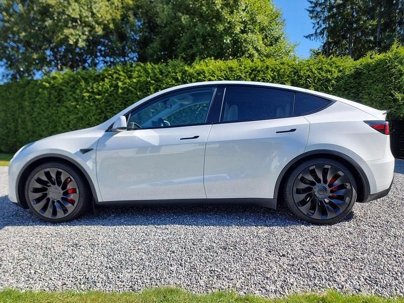 Vit Begagnad 2024 Tesla Model Y Performance SUV | 585 000 kr - Bild 1/4