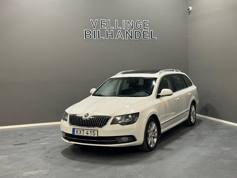 Vit Begagnad 2014 Skoda Superb Ambition Kombi | 64 900 kr (Marknadspris) - Bild 1/4