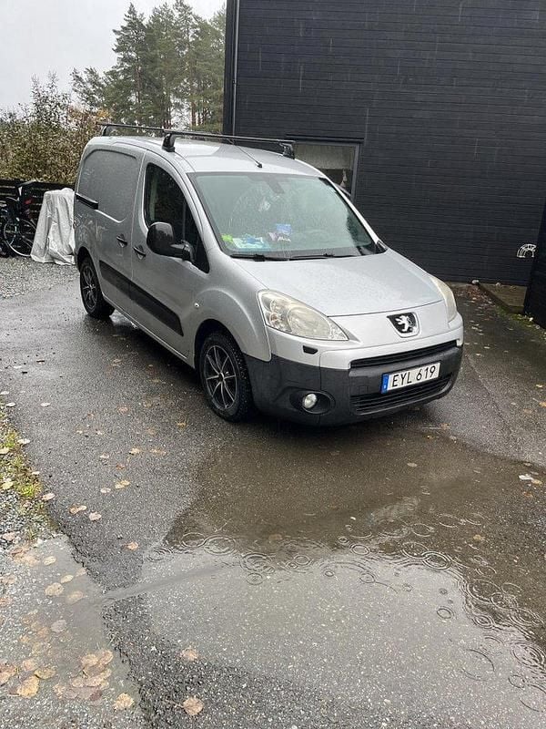 Grå Begagnad 2011 Peugeot Partner Van | 28 900 kr (Bra pris) - Bild 1/4