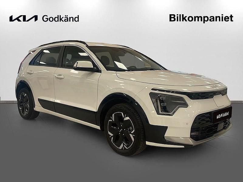 Vit Begagnad 2022 Kia e-Niro SUV | 319 800 kr (Marknadspris) - Bild 1/4