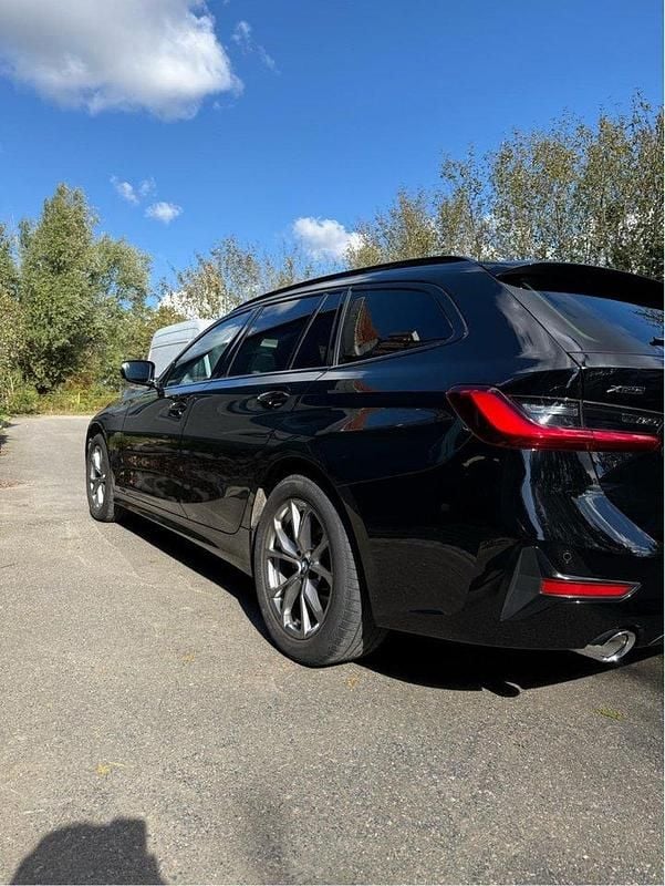 Svart Begagnad 2021 BMW 320 Sport Line Kombi | 325 000 kr (Bra pris) - Bild 1/3