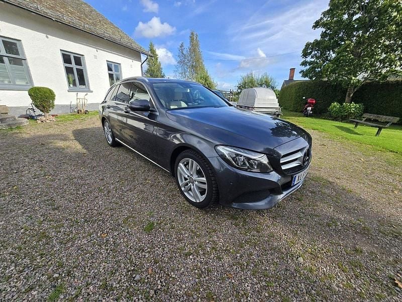 Grå Begagnad 2016 Mercedes C220 Avantgarde Kombi | 169 900 kr (Bra pris) - Bild 1/4
