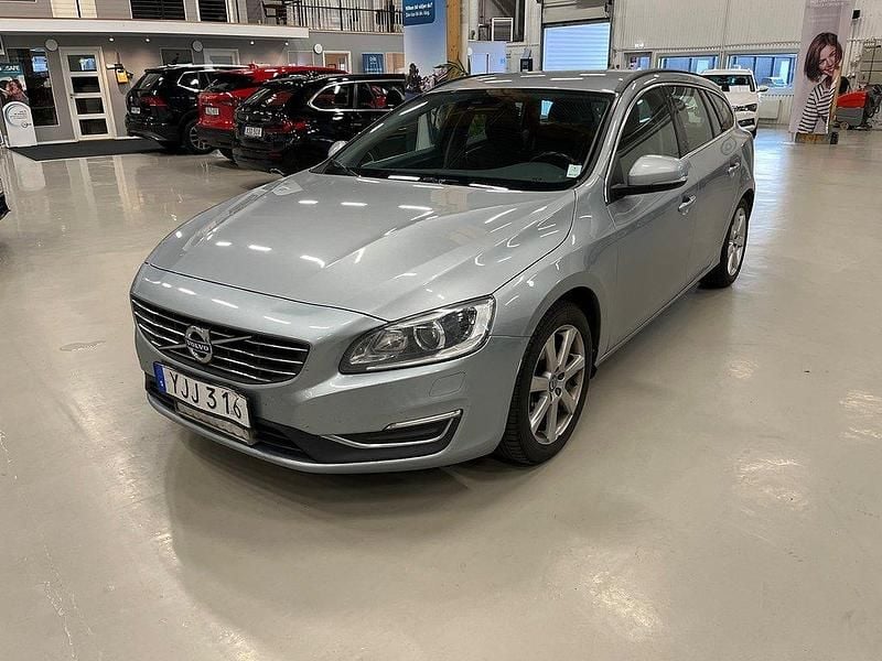 Silver Begagnad 2016 Volvo V60 Momentum Kombi | 129 000 kr (Marknadspris) - Bild 1/4