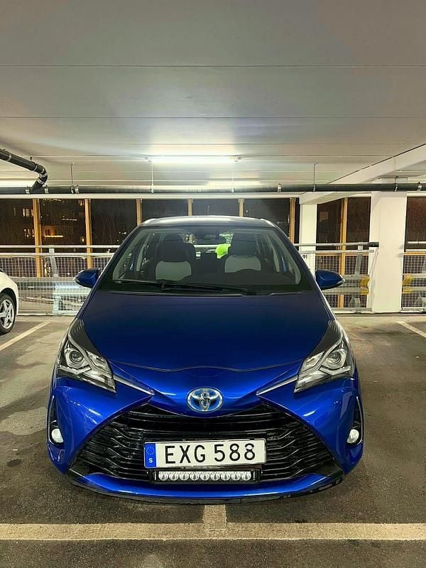 Begagnad 2017 Toyota Yaris Hybrid Halvkombi | 97 500 kr (Marknadspris) - Bild 1/4