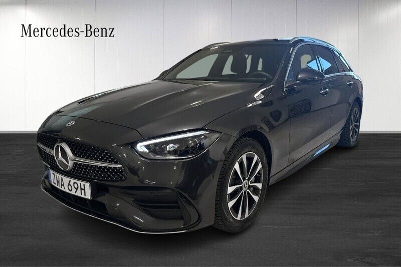 Grå (grey) Begagnad 2024 Mercedes C300e Kombi | 757 758 kr - Bild 1/4