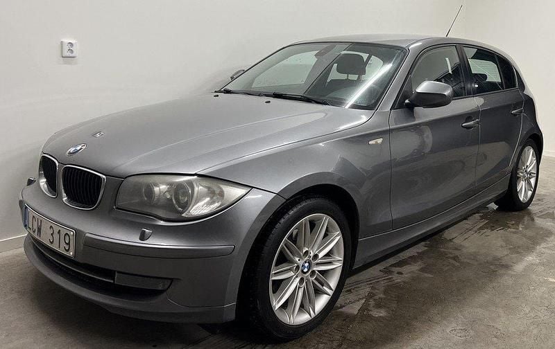 Grå Begagnad 2011 BMW 118 Comfort Edition Halvkombi | 59 900 kr (Superpris) - Bild 1/4