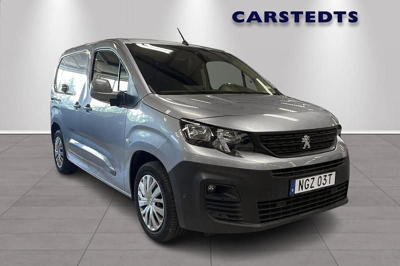 Grå Begagnad 2019 Peugeot Partner Minibuss | 149 900 kr (Marknadspris) - Bild 1/4