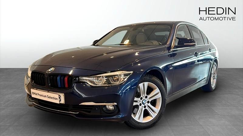 Blå (blue) Begagnad 2016 BMW 330 Luxury Line Sedan | 208 700 kr (Dyr) - Bild 1/4