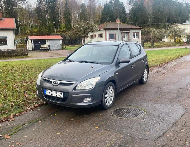 Grå Begagnad 2008 Hyundai i30 Halvkombi | 31 000 kr (Marknadspris) - Bild 1/4
