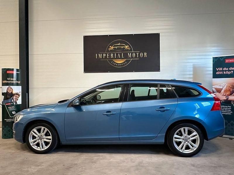 Blå Begagnad 2015 Volvo V60 Kinetic Kombi | 99 900 kr (Marknadspris) - Bild 1/4