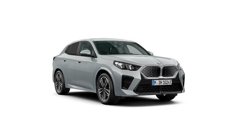 Grå Begagnad 2024 BMW iX2 M Sport SUV | 529 500 kr (Superpris) - Bild 1/4