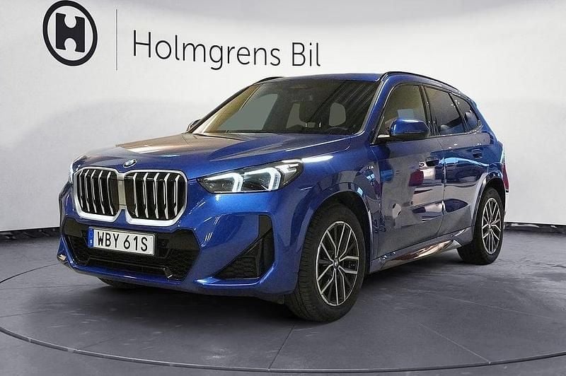 Blå Begagnad 2025 BMW X1 M Sport SUV | 434 800 kr (Marknadspris) - Bild 1/4