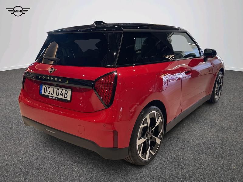 Begagnad Mini Cooper SE 162 kW (221 HK) 2024 Röd Halvkombi