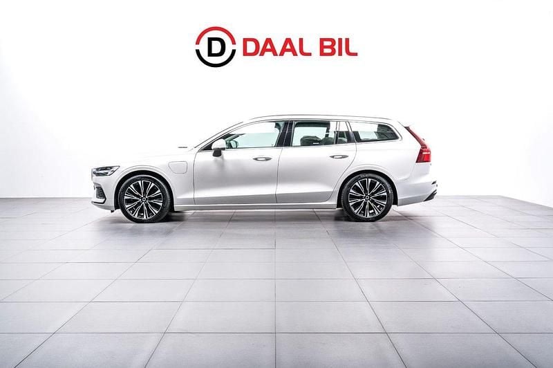 Vit Begagnad 2022 Volvo V60 Core Kombi | 309 700 kr (Marknadspris) - Bild 1/4