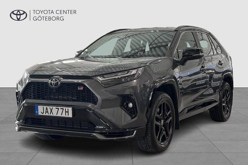 Mörkgrå Begagnad 2023 Toyota RAV4 Hybrid Sport SUV | 544 900 kr (Marknadspris) - Bild 1/4