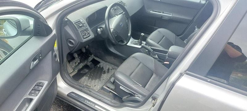 Grå Begagnad 2007 Volvo V50 Kinetic Kombi | 15 000 kr (Marknadspris) - Bild 1/4