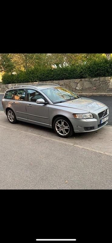 Silver Begagnad 2010 Volvo V50 Summum Kombi | 35 000 kr (Bra pris) - Bild 1/3