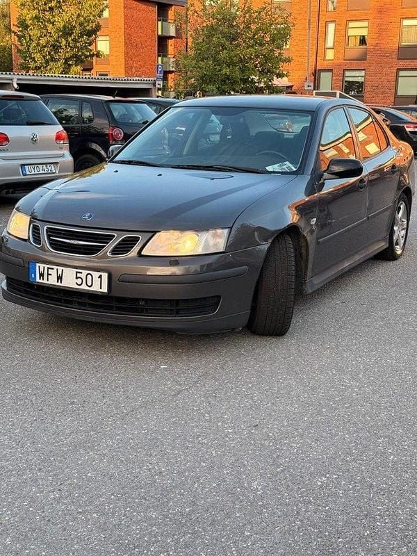 Brun Begagnad 2005 Saab 9-3 Linear Sedan | 14 500 kr (Bra pris) - Bild 1/4
