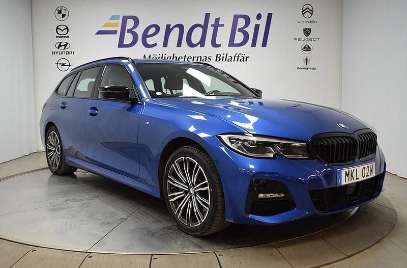 Blå Begagnad 2020 BMW 330e M Sport Kombi | 329 500 kr (Dyr) - Bild 1/3