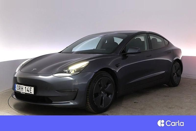 Grå Begagnad 2021 Tesla Model 3 Long Range AWD Sedan | 327 900 kr (Marknadspris) - Bild 1/4