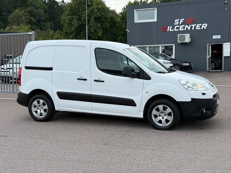Vit Begagnad 2010 Peugeot Partner Van | 42 900 kr (Marknadspris) - Bild 1/4