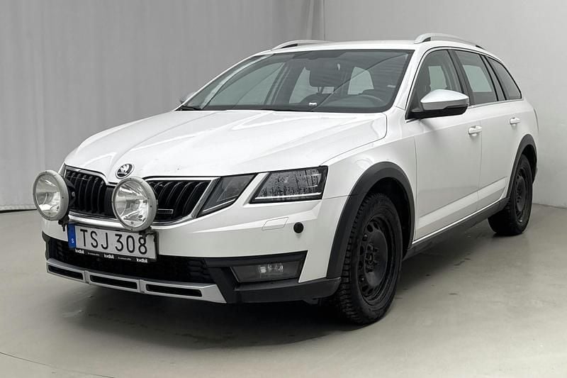 Vit Begagnad 2018 Skoda Octavia Scout Kombi | 149 000 kr (Marknadspris) - Bild 1/4