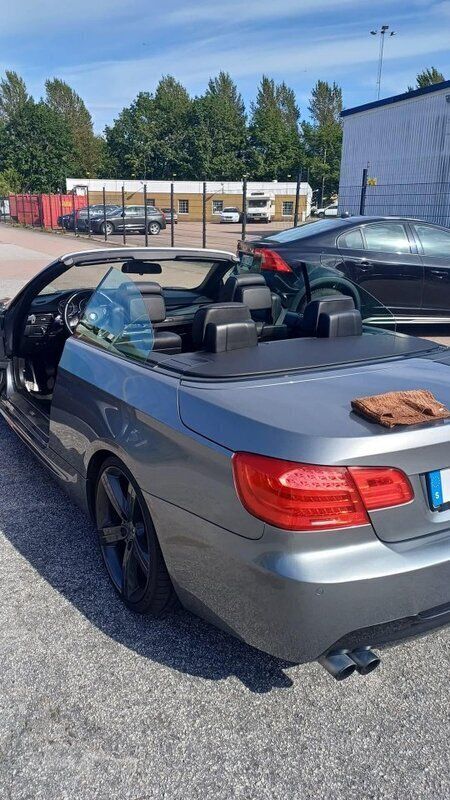 Grå Begagnad 2012 BMW 330 Cabriolet Comfort Edition Cab | 210 000 kr (Marknadspris) - Bild 1/4