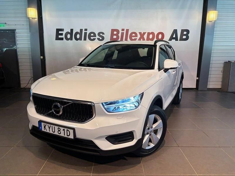 Vit Begagnad 2021 Volvo XC40 Momentum SUV | 239 900 kr (Marknadspris) - Bild 1/4