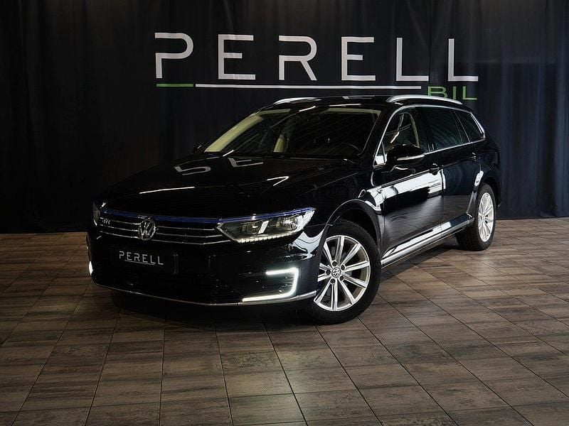 Svart Begagnad 2017 VW Passat GTE Kombi | 214 900 kr (Lite dyr) - Bild 1/4
