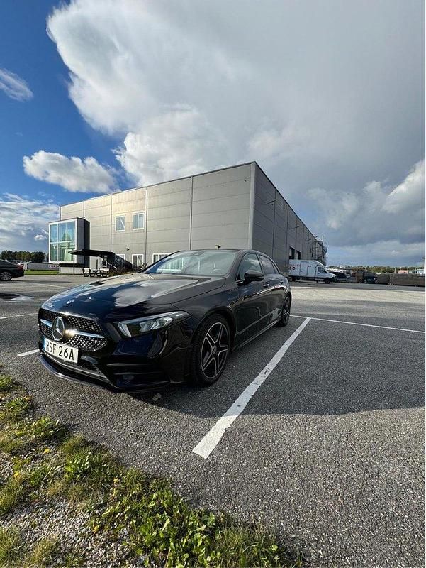 Svart Begagnad 2021 Mercedes A200 AMG Halvkombi | 339 000 kr - Bild 1/4