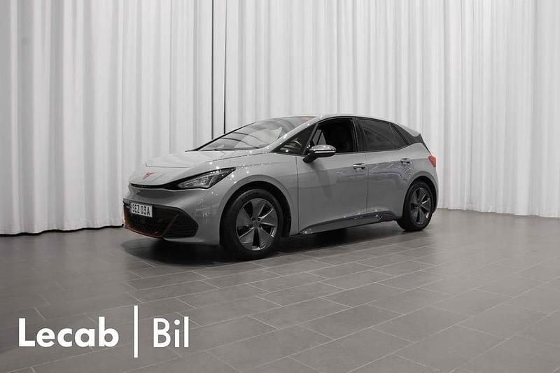 Ljusgrå (vapor grey) Begagnad 2023 Cupra Born Halvkombi | 234 500 kr (Marknadspris) - Bild 1/4