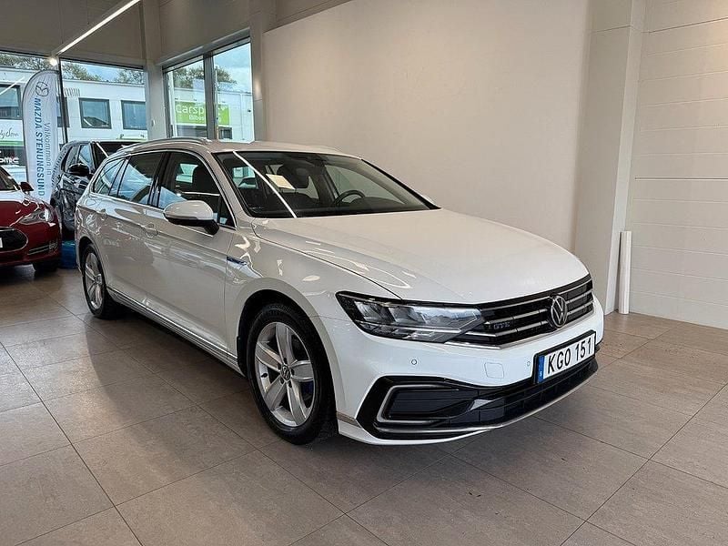 Vit Begagnad 2021 VW Passat GTE Kombi | 233 900 kr (Marknadspris) - Bild 1/4