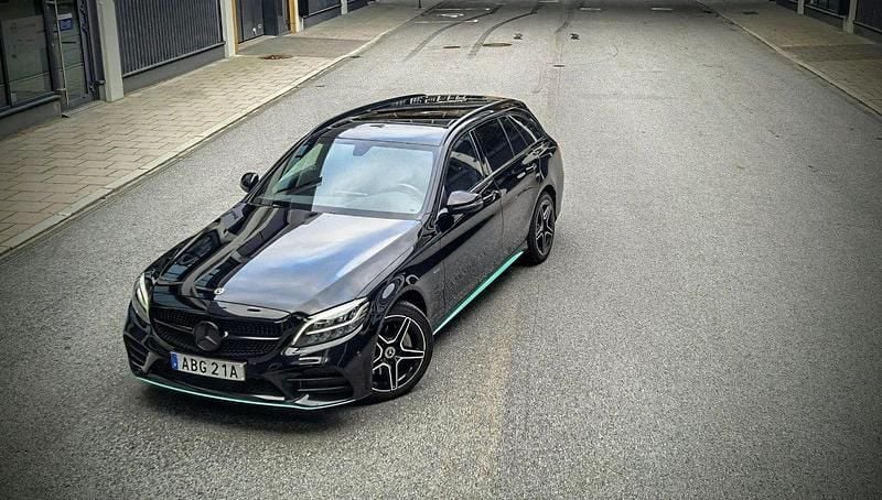 Svart Begagnad 2021 Mercedes C300e AMG Kombi | 310 000 kr (Superpris) - Bild 1/4