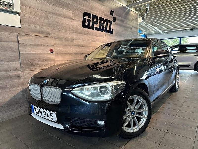 Begagnad BMW 118 Urban Line 143 HK (105 kW) 2011 Svart Halvkombi