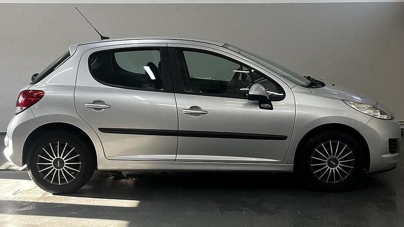 Begagnad Peugeot 207 90 HK (66 kW) 2009 Grå Halvkombi
