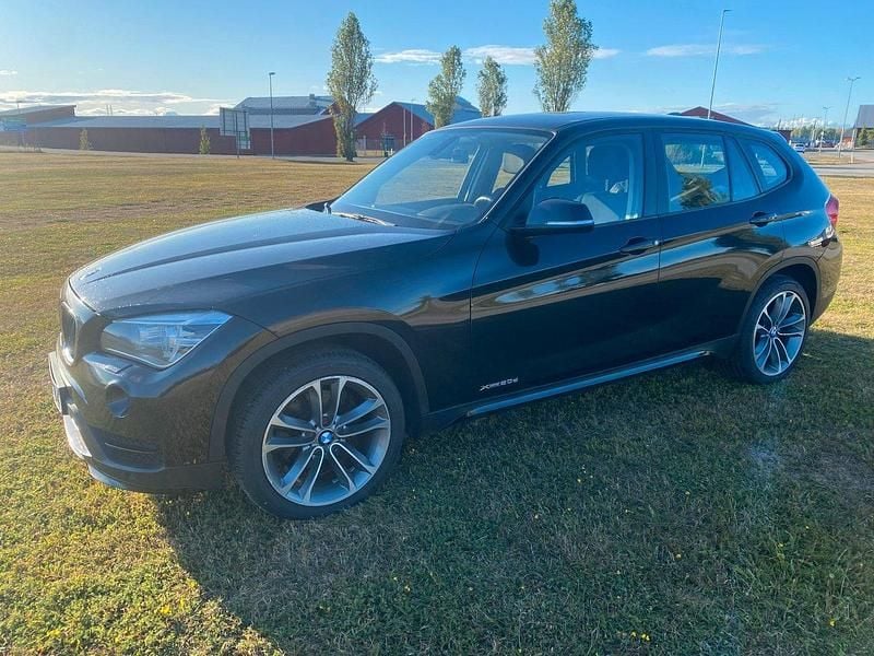 Svart Begagnad 2014 BMW X1 Sport Line SUV | 129 900 kr (Marknadspris) - Bild 1/4