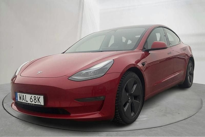 Röd Begagnad 2023 Tesla Model 3 Sedan | 300 000 kr (Superpris) - Bild 1/4